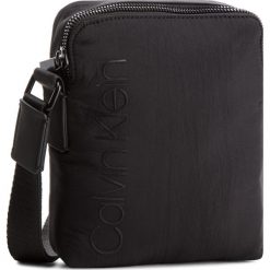 Saszetka CALVIN KLEIN - Strapped Mini Report K50K503777 001. Czarne saszetki męskie marki Calvin Klein, z materiału. W wyprzedaży za 239.00 zł.