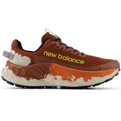 Buty męskie New Balance Fresh Foam X More Trail v3 MTMORAR3 – brązowe. Brązowe buty treningowe męskie New Balance, bez wzorów, z materiału, bez zapięcia, do biegania. Za 369.99 zł.