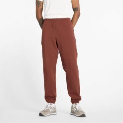 Spodnie męskie New Balance MP41508ROK – brązowe. Brązowe spodnie dresowe męskie New Balance, bez wzorów, z bawełny. Za 199.99 zł.