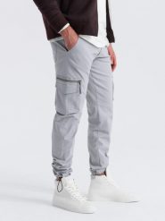 Męskie spodnie STRAIGHT LEG cargo z trójkątnym pinem na kieszeni szare V3 OM-PACG-0196 L. Szare długie spodnie sportowe męskie Ombre, bez wzorów. Za 347.95 zł.