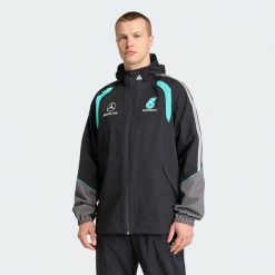 Kurtka Przeciwdeszczowa Mercedes - Amg Petronas Formula 1 Team Mechanics. Czarne kurtki męskie ADIDAS, bez wzorów, bez ramiączek, bez kaptura. Za 799.00 zł.
