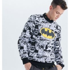 Bluza z nadrukiem Batman - Czarny. Bluzy nierozpinane męskie Cropp. W wyprzedaży za 29.99 zł.