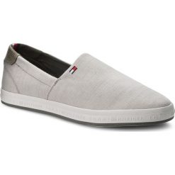 Tenisówki TOMMY HILFIGER - Essential Pique Denim Slip On FM0FM01380 Cobblestone 068. Trampki męskie marki Tommy Hilfiger. W wyprzedaży za 219.00 zł.