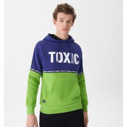 Bluza z napisem Toxic - Fioletowy. Bluzy nierozpinane męskie marki House. Za 129.99 zł.