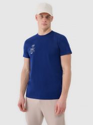 4F T-shirt regular z nadrukiem męski - granatowy S. Niebieskie t-shirty męskie 4f, m, bez wzorów, z bawełny, bez kołnierzyka, bez ramiączek. W wyprzedaży za 49.99 zł.