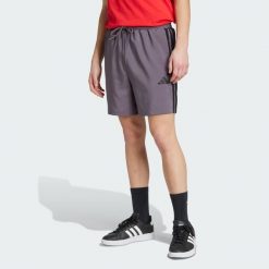 Szorty Essentials 3-Stripes Chelsea. Czarne szorty sportowe męskie ADIDAS, bez wzorów, z materiału, sportowe. W wyprzedaży za 77.35 zł.
