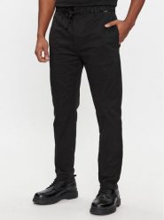 Calvin Klein Chinosy Modern K10K112383 Czarny Tapered Fit. Czarne eleganckie spodnie męskie Calvin Klein, bez wzorów, z bawełny. Za 459.99 zł.