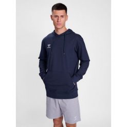 Bluza z kapturem Hummel Go 2.0. Niebieskie bluzy nierozpinane męskie HUMMEL, bez wzorów, sportowe, bez ramiączek, z kapturem. Za 233.50 zł.