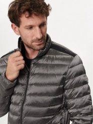 Guess Kurtka puchowa M1RL47 WDQ50 Szary Regular Fit. Szare kurtki męskie Guess, m, z aplikacjami, z puchu, bez ramiączek, bez kaptura. Za 629.99 zł.
