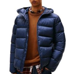 Kurtka TOMMY JEANS TJM HOODED LOGO PUFFER E Niebieski. Niebieskie kurtki męskie Tommy Hilfiger, bez wzorów, z jeansu, bez ramiączek, bez kaptura. Za 999.43 zł.