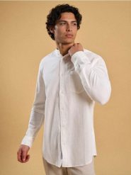 Wiskozowa koszula - biały. Białe koszule męskie Sinsay, l, bez wzorów, z wiskozy, bez kołnierzyka, bez ramiączek. Za 59.99 zł.