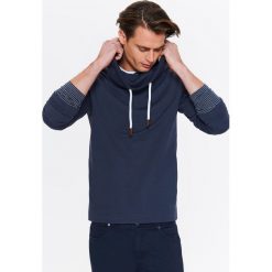 BLUZA MĘSKA NIEROZPINANA Z GOLFEM. Bluzy nierozpinane męskie TOP SECRET. W wyprzedaży za 39.99 zł.