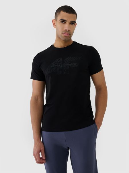 4F T-shirt regular z nadrukiem męski - czarny XL. Czarne t-shirty męskie 4f, m, bez wzorów, z bawełny, bez kołnierzyka, bez ramiączek. W wyprzedaży za 29.99 zł.