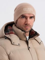 Czapka męska dzianinowa beanie z haftowanym napisem – piaskowa V6. Czapki męskie Ombre Clothing, bez wzorów, z dzianiny, eleganckie. Za 129.99 zł.