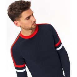BLUZA NIEROZPINANA Z PIKI. Bluzy nierozpinane męskie marki TOP SECRET. W wyprzedaży za 59.99 zł.