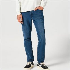 WRANGREL MĘSKIE SPODNIE RIVER MISTY BLUE 112356840 W17T008814. Niebieskie jeansy męskie Wrangler, bez wzorów, z elastanu, klasyczne. Za 189.99 zł.