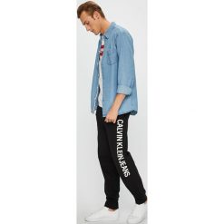Calvin Klein Jeans - Spodnie. Spodnie na co dzień męskie marki Calvin Klein Jeans. W wyprzedaży za 299.90 zł.