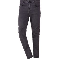 McQ Alexander McQueen MISMATCHED STRUMMER Jeansy Slim Fit grey denim. Szare jeansy męskie McQ Alexander McQueen, z bawełny. Za 879.00 zł.