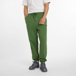 Spodnie męskie New Balance MP41508DAE – zielone. Zielone spodnie dresowe męskie New Balance, bez wzorów, z bawełny. Za 359.99 zł.