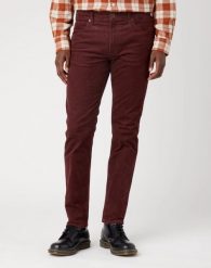 WRANGLER GREENSBORO MĘSKIE SPODNIE MATERIAŁOWE DAHLIA W15QLMH45. Spodnie na co dzień męskie Wrangler, bez wzorów, z materiału. Za 219.99 zł.