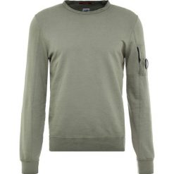 C.P. Company CREW NECK Bluza sage. Brązowe bluzy nierozpinane męskie C.P. Company, z bawełny. Za 669.00 zł.