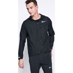Nike - Kurtka. Czarne kurtki męskie Nike, z materiału, z krótkim rękawem. W wyprzedaży za 199.90 zł.