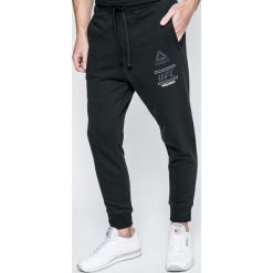 Reebok - Spodnie. Długie spodnie sportowe męskie marki Reebok. W wyprzedaży za 149.90 zł.