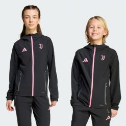 Kurtka Juventus Tiro 25 Competition Vis Tech Travel. Czarne kurtki męskie ADIDAS, bez wzorów, z dresówki, sportowe, bez ramiączek, bez kaptura. Za 349.00 zł.