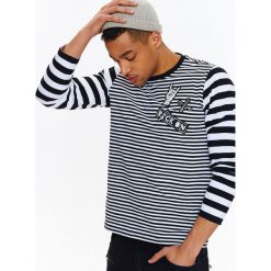 T-SHIRT MĘSKI W PASKI Z DŁUGIM RĘKAWEM I APLIKACJĄ. Koszulki męskie z długim rękawem marki TOP SECRET. W wyprzedaży za 49.99 zł.
