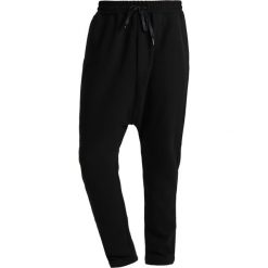D.GNAK JODHPURS Spodnie treningowe black. Długie spodnie sportowe męskie marki D.GNAK. W wyprzedaży za 515.40 zł.