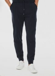 Dzianinowe spodnie dresowe w granatowym kolorze. Spodnie dresowe męskie Pako Lorente, bez wzorów, z bawełny. Za 99.99 zł.