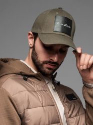 Męska czapka bejsbolówka z daszkiem i dużą naszywką – khaki V2 OM-ACCS-0101 - uniwersalny. Czarne czapki męskie Ombre Clothing, z aplikacjami, z bawełny, eleganckie. W wyprzedaży za 29.99 zł.