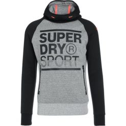 Superdry GYM TECH EMBOSS PRINT OVERHEAD Bluza z kapturem grey grit/black. Bluzy z kapturem męskie marki Superdry. W wyprzedaży za 343.20 zł.