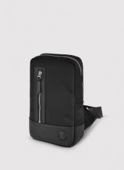 PAKO LORENTE – Czarna torba saszetka na ramię. Czarne saszetki męskie Pako Lorente, bez wzorów, z nylonu, małe. Za 279.99 zł.