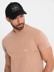 Bawełniany męski t-shirt z nadrukiem na kieszonce – jasnobrązowy V7 - Rozmiar: XXL. Brązowe t-shirty męskie Ombre Clothing, m, bez wzorów, z bawełny, bez kołnierzyka, bez ramiączek. W wyprzedaży za 112.49 zł.