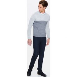 SWETER MĘSKI Z DEKOLTEM W SEREK Z PRZĘDZY W DWÓCH KOLORACH. Swetry męskie TOP SECRET. W wyprzedaży za 29.99 zł.