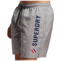 Spodenki kąpielowe męskie SUPERDRY CODE APLLQUE 19INCH. Szare kąpielówki męskie Superdry., bez wzorów, z poliesteru, sportowe. W wyprzedaży za 115.00 zł.