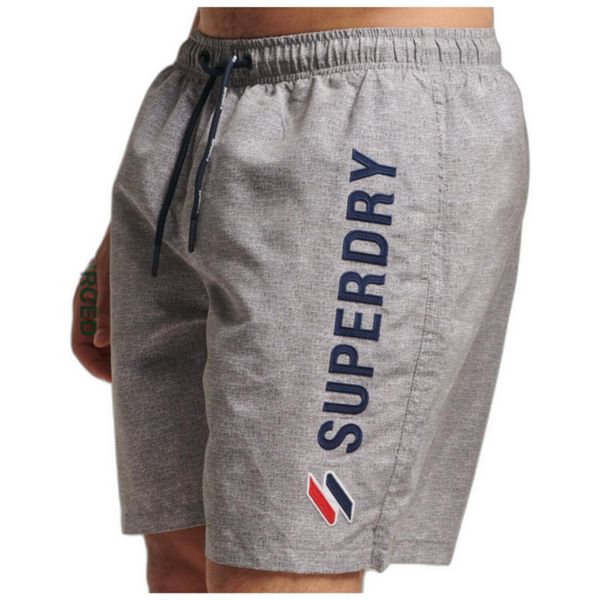 Spodenki kąpielowe męskie SUPERDRY CODE APLLQUE 19INCH. Szare kąpielówki męskie Superdry., m, bez wzorów, z poliesteru. W wyprzedaży za 115.00 zł.