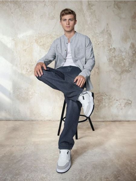 Trampki sznurowane za kostkę - biały. Białe trampki męskie Sinsay, bez wzorów, za kostkę, bez zapięcia. Za 99.99 zł.