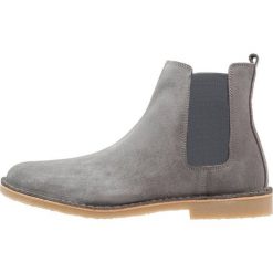 Samsøe & Samsøe TASMAN BOOT Botki natural grey. Szare buty zimowe męskie Samsøe & Samsøe, z materiału. W wyprzedaży za 434.85 zł.