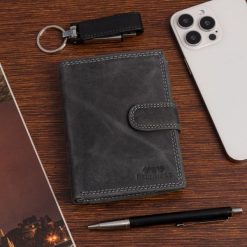 Portfel skórzany męski pionowy z zapinią klasyczny czarny RFiD Beltimore S49. Czarne portfele męskie bez wzorów. Za 59.90 zł.