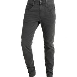 Replay ANBASS Jeansy Slim Fit black denim. Jeansy męskie marki Replay. Za 579.00 zł.