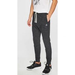 Reebok - Spodnie. Długie spodnie sportowe męskie Reebok. W wyprzedaży za 159.90 zł.
