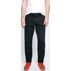 Nike Sportswear - Spodnie. Szare spodnie na co dzień męskie Nike Sportswear, z bawełny, casualowe. W wyprzedaży za 199.90 zł.