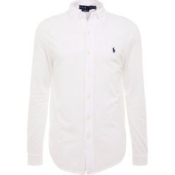 Polo Ralph Lauren FEATHERWEIGHT Koszula white. Koszule męskie marki Polo Ralph Lauren. W wyprzedaży za 367.20 zł.