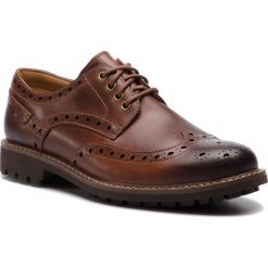 Półbuty CLARKS - Montacute Wing 203517867 Dark Tan Leather. Brązowe codzienne półbuty męskie Clarks, z materiału, eleganckie. W wyprzedaży za 299.00 zł.