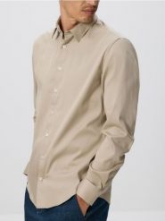 Gładka koszula slim fit - beżowy. Brązowe koszule męskie Reserved, l, bez wzorów, z bawełny, bez kołnierzyka, bez ramiączek. Za 129.99 zł.