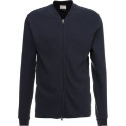 Knowledge Cotton Apparel OTTOMAN ZIP CARDIGAN Kardigan total eclipse. Niebieskie kardigany męskie Knowledge Cotton Apparel, z bawełny. Za 419.00 zł.