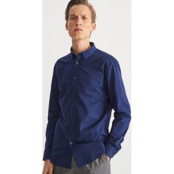 Bawełniana koszula slim fit - Granatowy. Koszule męskie marki Reserved. W wyprzedaży za 79.99 zł.