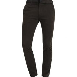 Marc O'Polo DENIM GARMENT DYE PANTS Chinosy wallow green. Zielone eleganckie spodnie męskie Marc O'Polo DENIM, z bawełny. Za 389.00 zł.